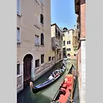 Leoncini With A Wonderful Canal View Benátky