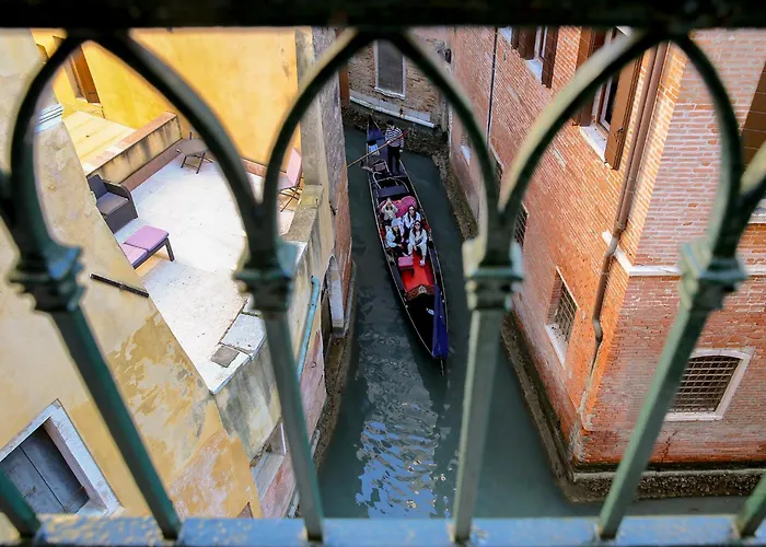 Leoncini With A Wonderful Canal View