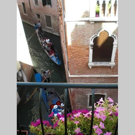Leoncini With A Wonderful Canal View Apartment