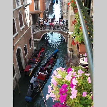 Leoncini With A Wonderful Canal View Apartment