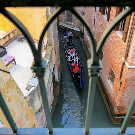 Leoncini With A Wonderful Canal View